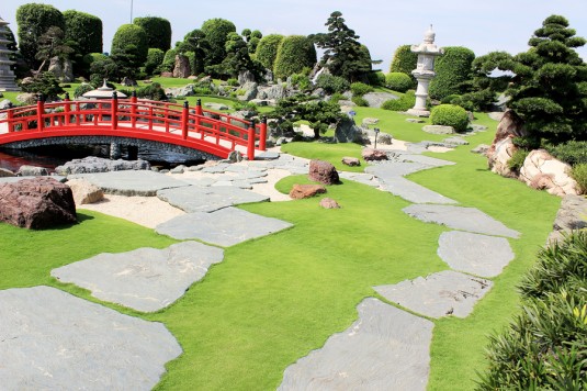 日本庭園 赤い橋 フォトマルシェ