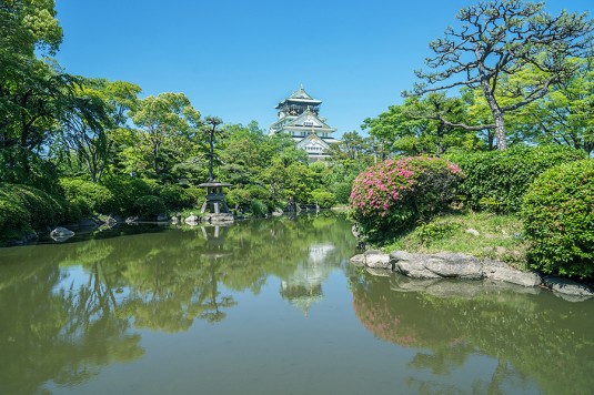 美しい庭園と大阪城